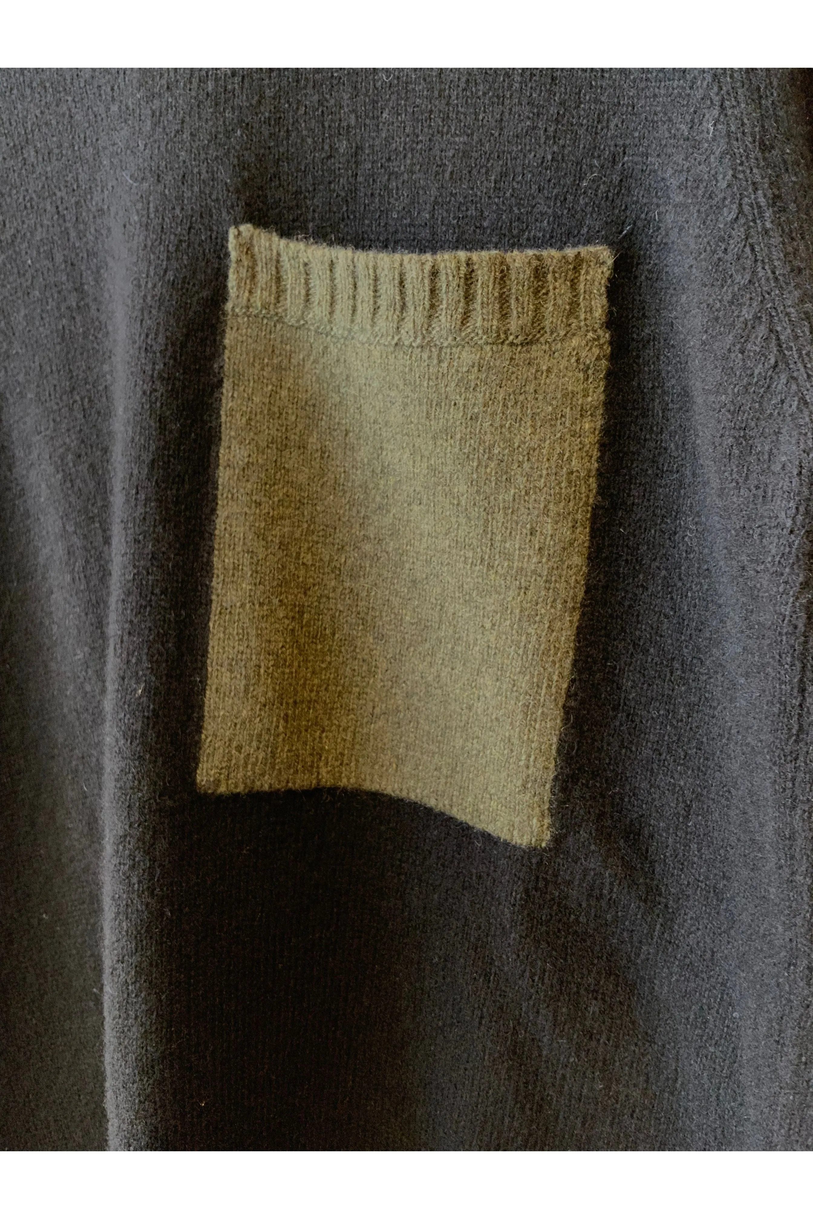 Cashmere Pocket Crew - Black/Olive