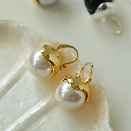 Chic Modern Vintage Pearl Drop Earrings